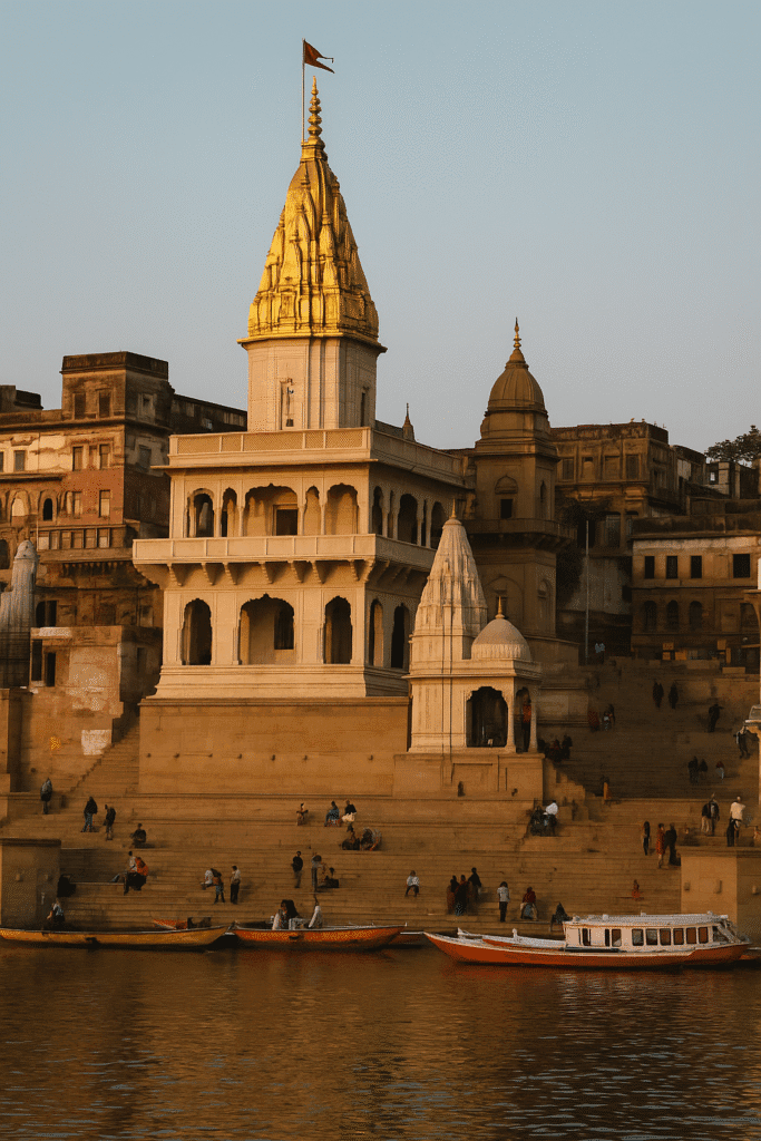 Kashi Vishwanath Mandir: Shiv Bhakti, Moksha Or Ganga Aarti Ka Adbhut Sangam 2 Kashi Vishwanath Mandir ka drishya Ganga nadi ke saath, jahan mandir ka swarnim shikhar, ghats aur naukaayein shaam ke sukoon bhare samay mein saje hue dikh rahe hain – ek pavitra aur divya mahool ka pratinidhitva karta hua chitr.