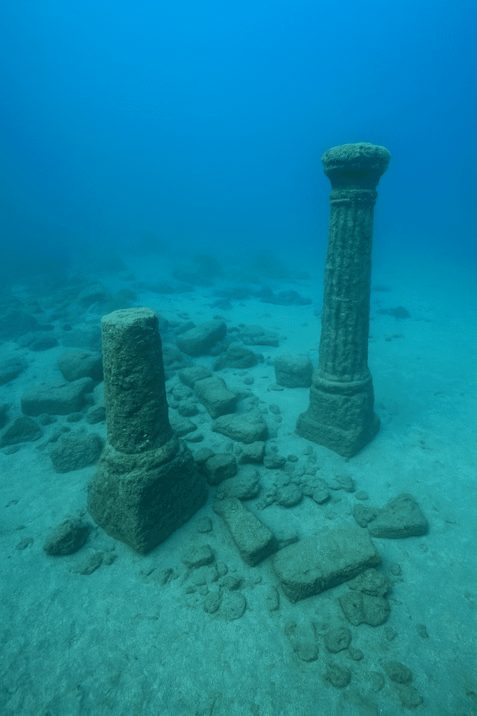 Dwarkadhish Mandir Ka Rahasya: Samundar Mai Doobi Shri Krishna Ki Nagri 5 Underwater remains of an ancient city near Dwarka, showing submerged stone pillars and scattered ruins, believed to be part of Lord Krishna’s legendary sunken kingdom.